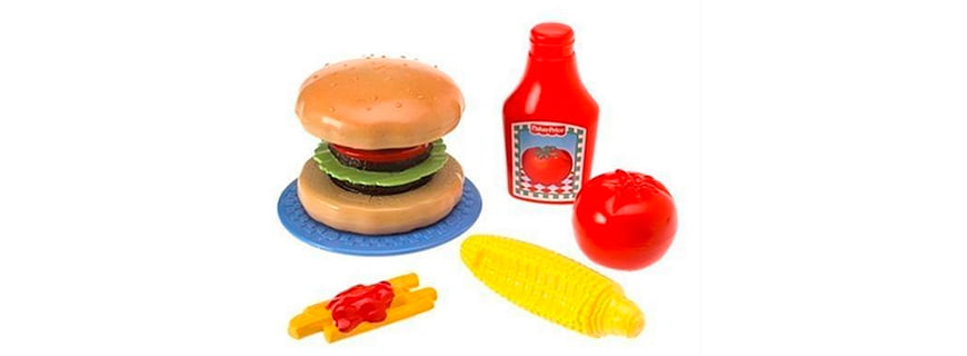 Imagem de brinquedos de um lanche, os brinquedos são: batatas fritas com Ketchup, uma espiga de milho, um tomate, um lanche e um vidro de Ketchup.
