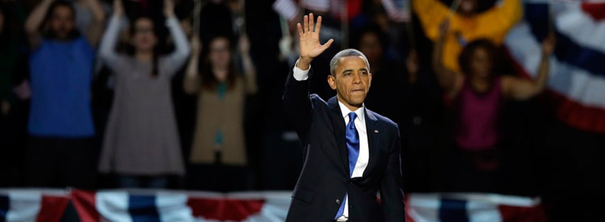 Foto do presidente Barack Obama acenando com a mão direita.