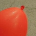 Imagem de uma criança segurando um balão.