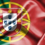 Foto de uma bandeira de Portugal.