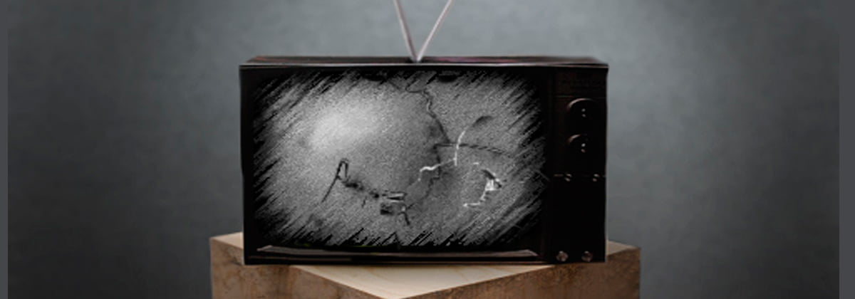 Foto de uma televisão com a parte de vidro trincada.