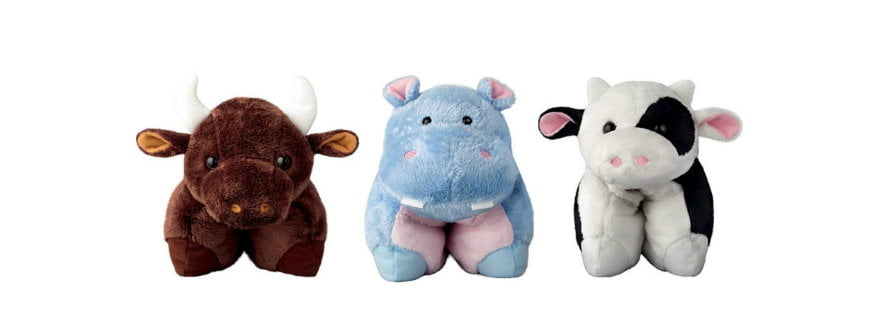 Foto de três pelúcias, um touro, um hipopótamo e uma vaca.