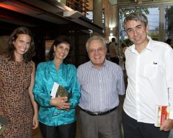 Foto de quatro pessoas da esquerda para a direita, Lais Fontenelle, Nádia Rebouças, Pedrinho Guareschi e João Lopes.