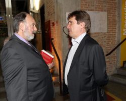 Foto de Antônio Carlos Malheiros, e Vidal serrando interagindo.