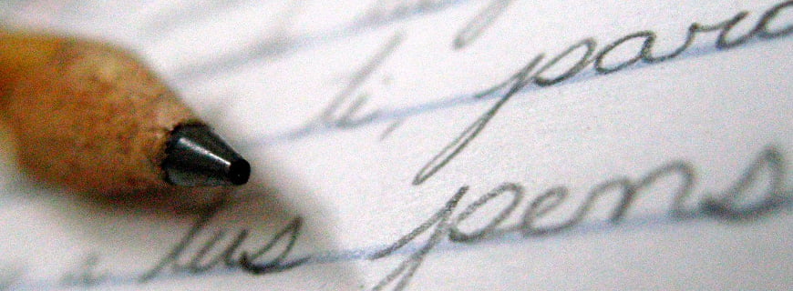 Foto de um caderno com anotações a lápis, um lápis está em cima do caderno.