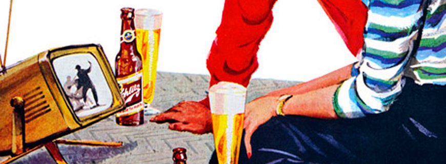 Imagem de uma propaganda antiga de duas pessoas bebendo cerveja enquanto assiste uma pequena televisão.