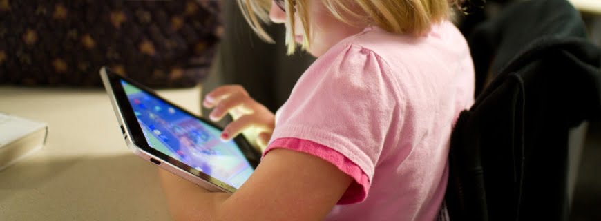 Crianças utilizam cada vez mais o tablet para acessar a internet