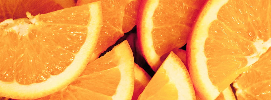 Foto de laranjas cortadas em fatias.