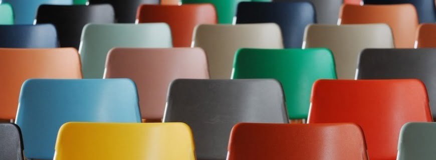 Foto de um salão com várias cadeiras multicoloridas.