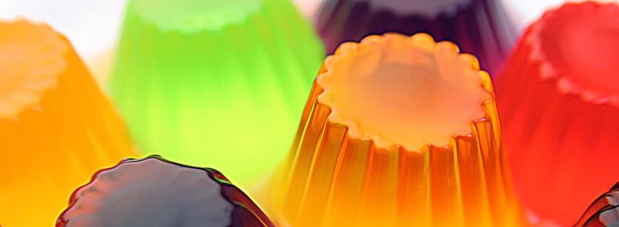 Foto com várias gelatinas multicoloridas.