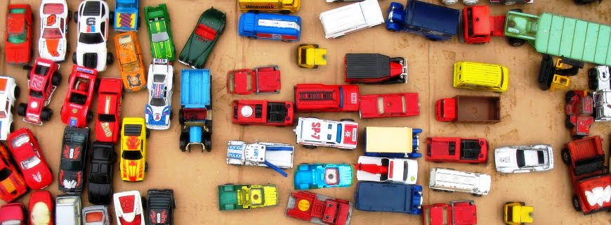 Foto de vários carrinhos de brinquedo.