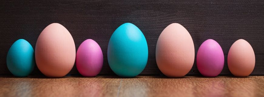 Foto de vários ovos de tamanho e cores diferentes.
