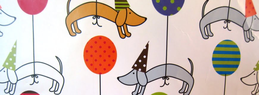 Imagem de um desenho com vários cachorros salsicha, cada um veste um chapéu de festa com cores diferente, cada um deles tem um balão amarrada ao seu corpo.