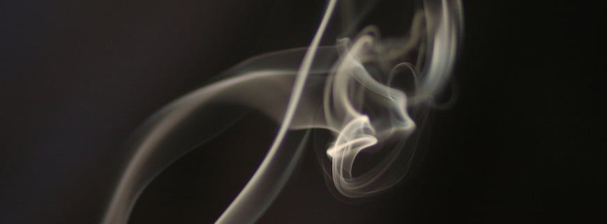 Foto de uma fumaça em frente a um fundo preto.