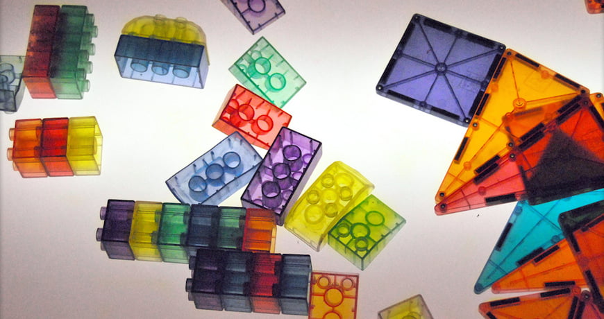 Foto de blocos de monta multicoloridos.