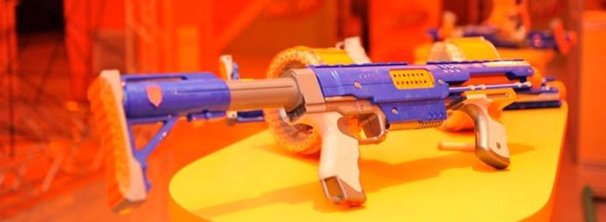 Foto de uma arma de brinquedo azul e laranja.