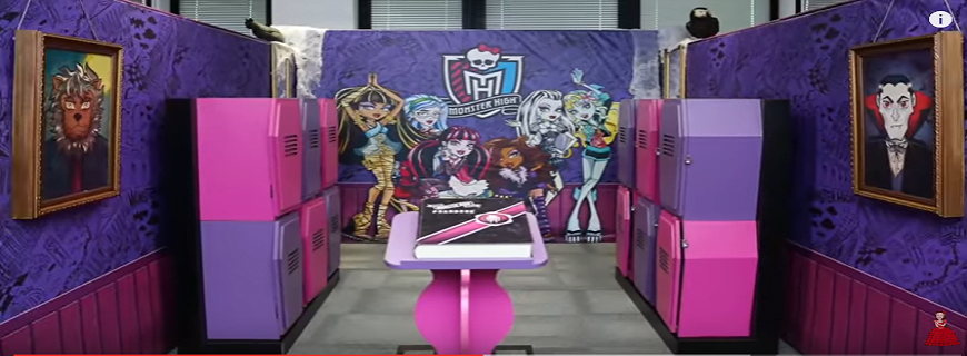 Foto comercial de um caderno das personagem Monster High.