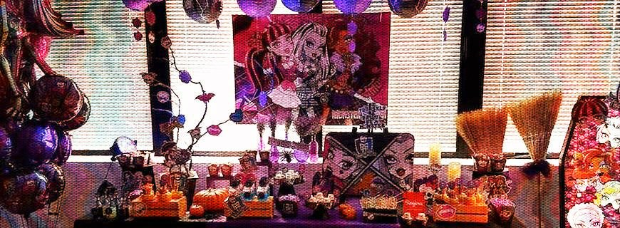Foto de uma festa com o tema das personagens Monster High.