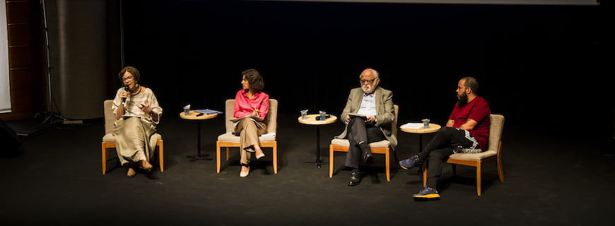 Foto de quatro pessoas da esquerda para a direita: Neca Setubal dalando ao microfone, Ekaterine Karageorgiadis , Danilo Miranda e Pedrinho Fonseca.