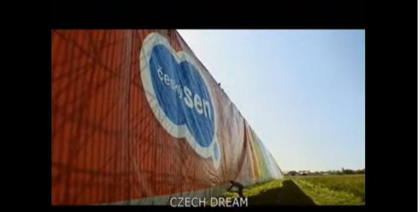 Imagem do vídeo: CZECH DREAM (ČESKÝ SEN).