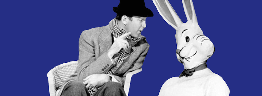 Foto de um home está interagindo com uma máscara de coelho.