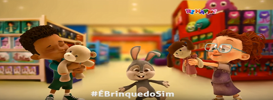 Imagem do comercial da Ri Happy, onde um garoto segura um urso de pelúcia e uma garota segura uma boneca de pano dentro da loja, um coelho de pelúcia está entre as duas crianças.