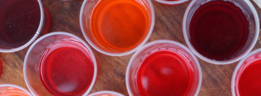Foto de copos com gelatina multicoloridas.