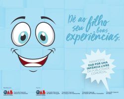 Cartaz azul com o desenho de um rosto sorrindo, cartaz descreve: Pê ao filho seu boas experiências. Manifesto OAB por uma Infância livre da publicidade comercial.