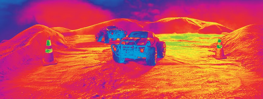 Foto infravermelha de dois carros em uma pista.