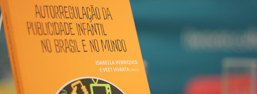 Foto de um livro em cima de uma mesa, o livro se chama: “Autorregulação da publicidade infantil no Brasil e no mundo”
