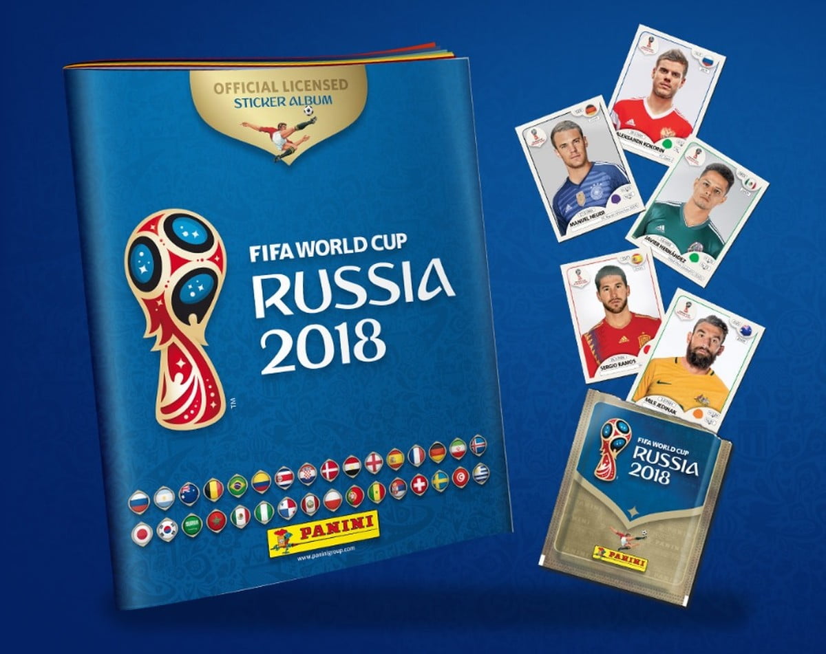 Foto promocional copa da Rússia 2018, onde aparece um álbum e um pacote com figurinhas de jogadores.