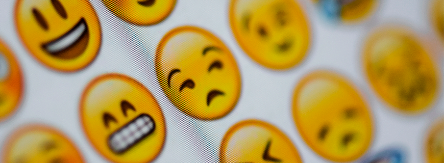Foto de vários emoji em uma tela de celular.