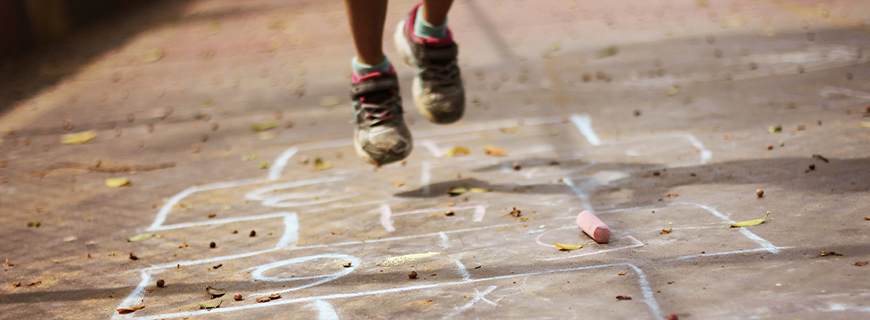 foto em detalhe de uma criança brincando de amarelinha como imagem de apoio ao texto sobre a abusividade do show do ronald