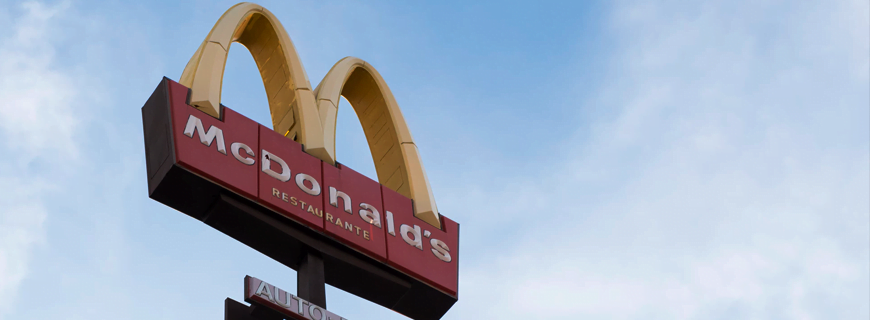 Foto de placa com logo do McDonald's
