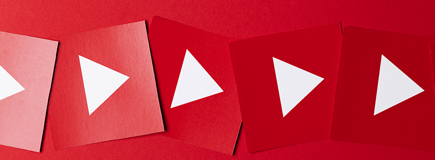 Montagem com logos do Youtube em fundo vermelho