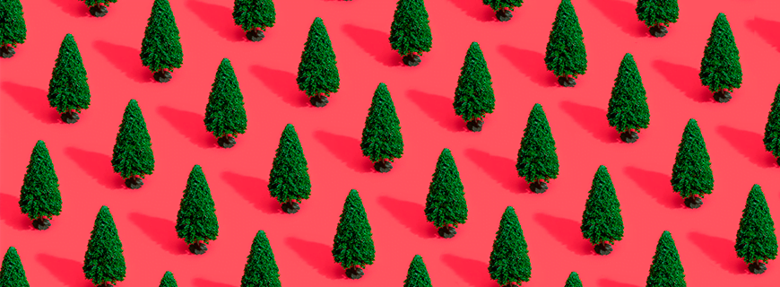 em fundo vermelho, ilustração de diversos pinheiros como imagem de apoio para o texto sobre natal sem consumismo infantil