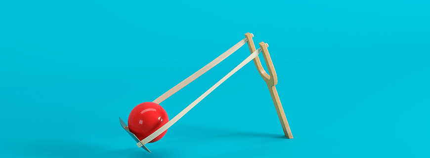 estilingue de brinquedo com bolinha vermelha em fundo azul para retrospectiva de 2019