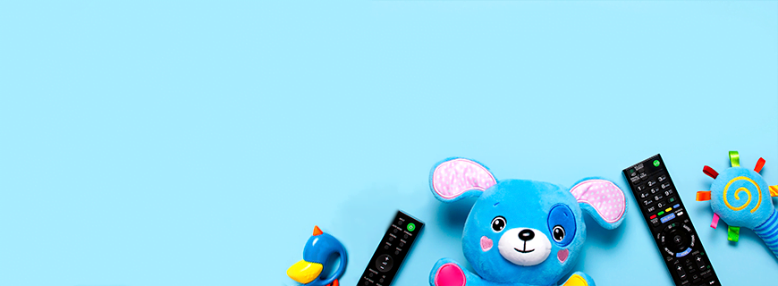Foto em fundo azul com diversos bonecos de pelúcia e brinquedos infantis entre dois controles remotos de TV, ilustrando os programas infantis da TV aberta