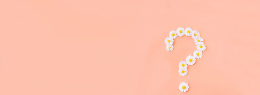 Foto de um ponto de interrogação feito com pequenas flores, margaridas, em fundo rosa claro para representar a pergunta do manifesto junto ao Criança e Natureza