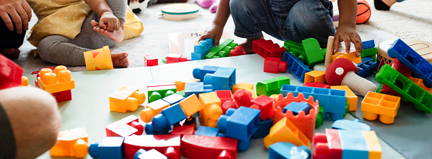 foto de crianças brincando com brinquedo de plástico de montar como imagem de apoio ao texto sobre Infância Plastificada