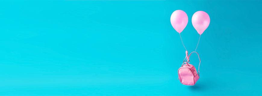 em fundo azul, foto de uma mochila rosa voando segurada por dois balões também rosas