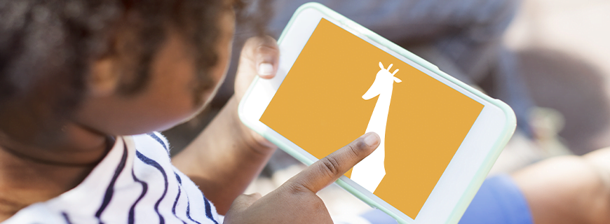 foto de uma criança mexendo em um celular com uma girafa na tela como imagem de apoio ao texto sobre dados pessoais