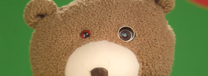frame do vídeo do Share Bear, da Twisted Toys, que é um ursinho de pelúcia com um olho que é uma câmera