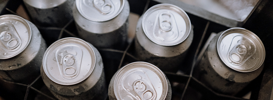 foto em detalhe de uma caixa com latas de cerveja geladas vistas de cima como imagem de apoio ao texto sobre restrição à publicidade de bebidas alcoólicas