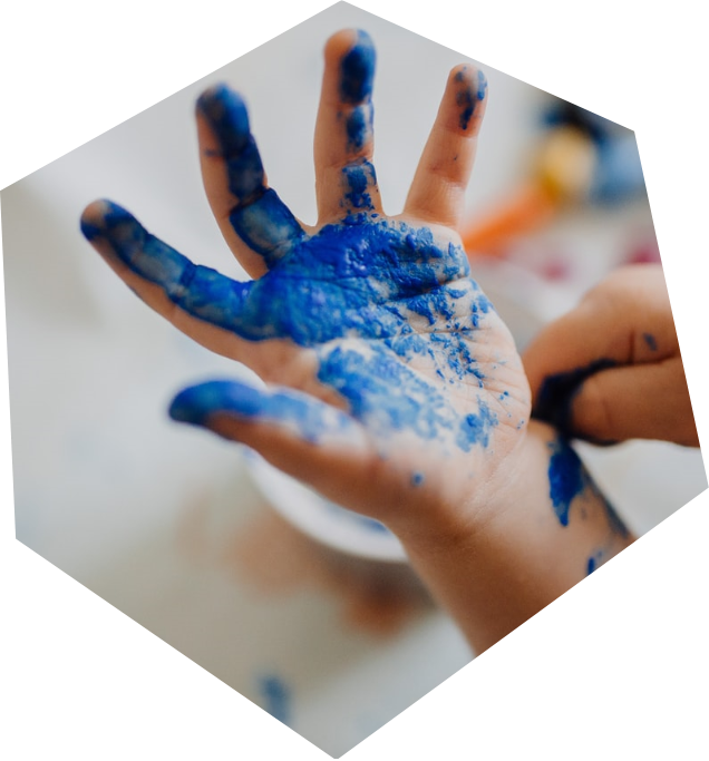 Criança com a mão pintada de azul