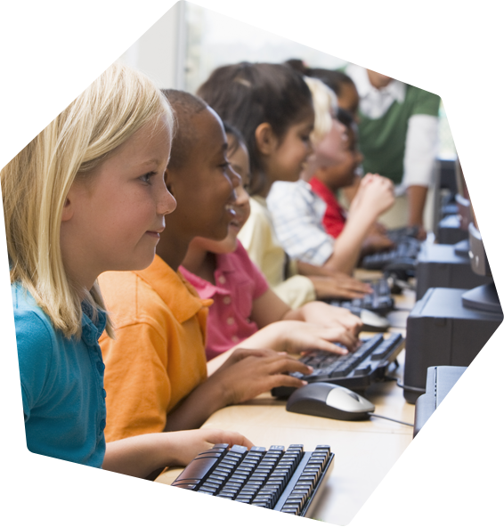 Crianças em frente a computadores