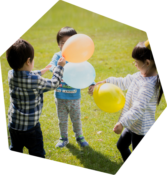 Crianças segurando balões