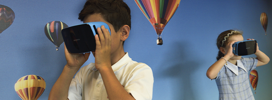 foto de duas crianças usando óculos de realidade virtual como imagem de apoio ao texto sobre A proteção de Crianças e Adolescentes no Metaverso