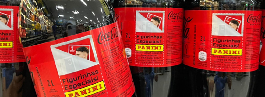 foto em destaque de garrafas da Coca-Cola com a promoção da Copa de 2022 como imagem de apoio ao texto sobre carta à Coca-Cola por descumprimento de compromisso