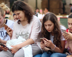 foto de quatro adolescentes sentadas e mexendo em seus celulares como imagem de apoio ao texto sobre Instagram é multado